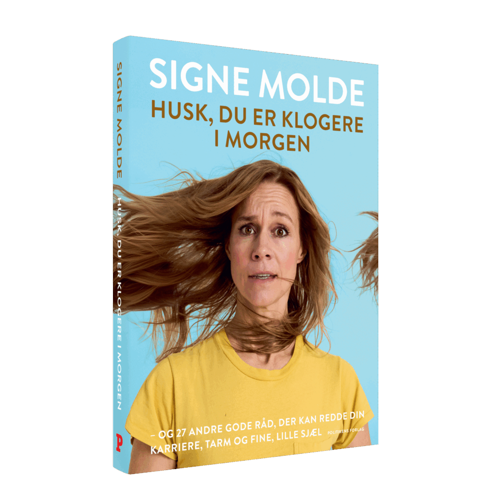 En bog med titlen "Husk, du er klogere i morgen" af Signe Molde skildrer en kvinde med langt, lysebrunt hår og en gul skjorte mod en blå baggrund. Hendes hår ser ud til at blafre i vinden.