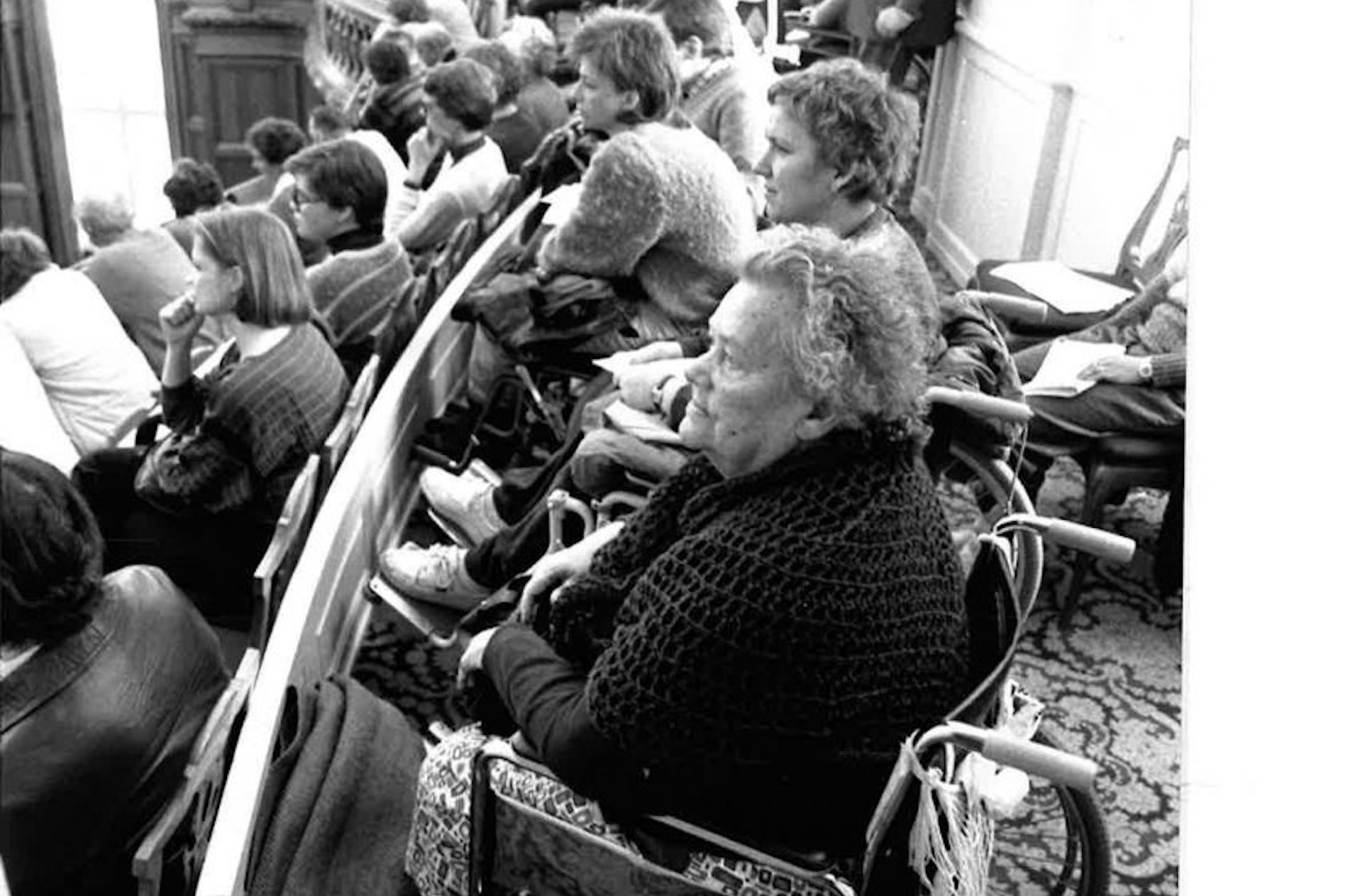 Koerestolsbrugere-i-Folketingsalen-1986_0903_001_Side_4_Billede_0001-Kopi-891x1260_Mogens_Laier-aspect-ratio-1917-1263