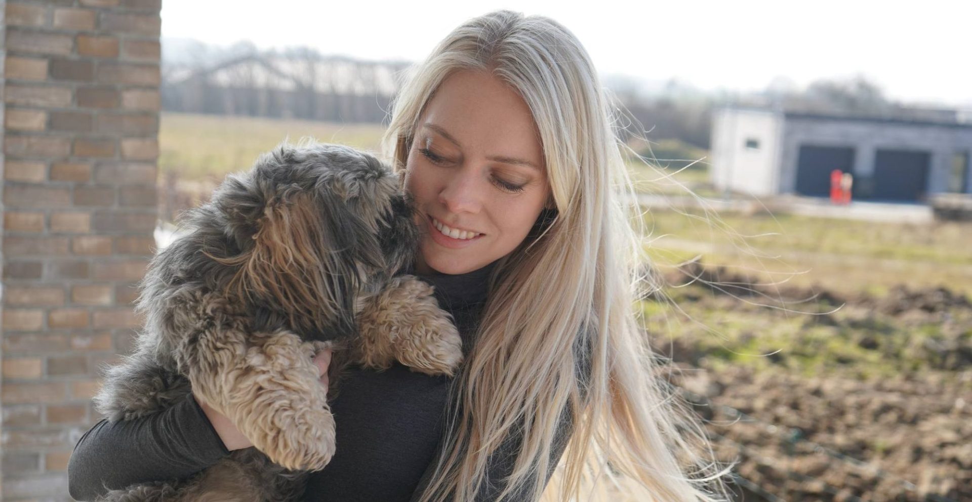 Christina-Hoejlund-med-hund-til-WP-aspect-ratio-1997-1032