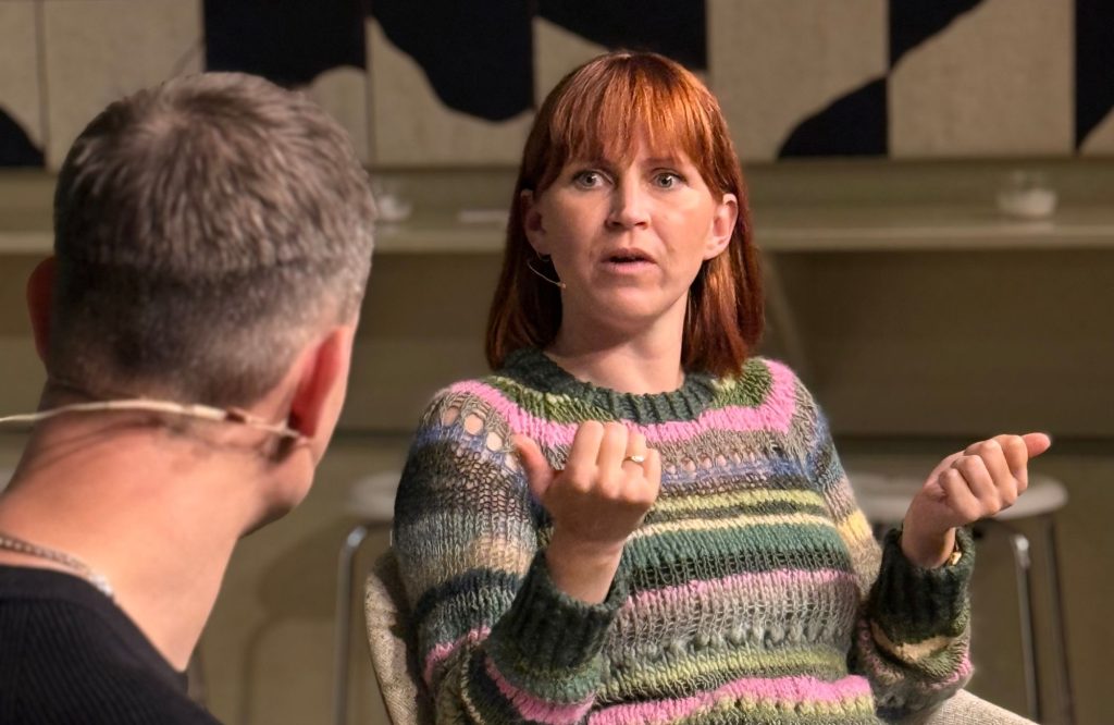 Små Samtaler Live Line Kirsten 2000x1300